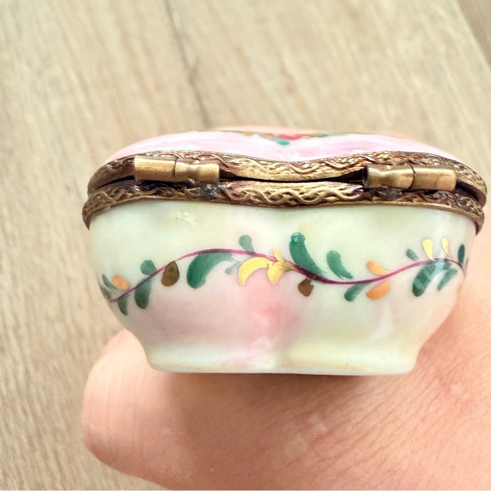 Vtg Rochard Limoges Peint Main Trinket Box Valentines, Love Aways, Pink Flowers‎ - Picture 4 of 6